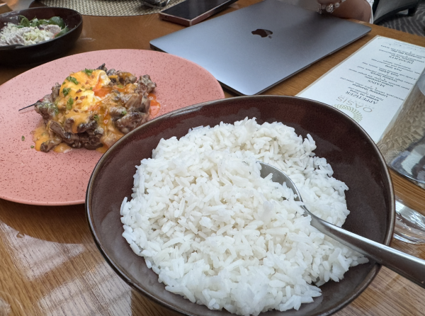 Món bánh chuối chiên, thịt kho tàu trong nhà hàng sang trọng ở Philippines Món bánh chuối chiên, thịt kho tàu trong nhà hàng sang trọng ở Philippines