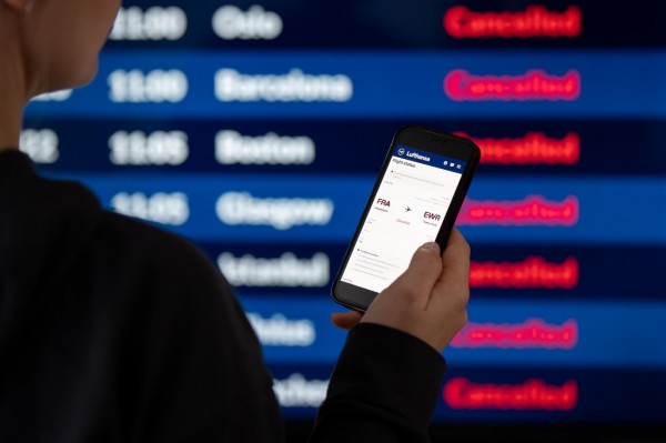 Một hãng hàng không phải hủy kỷ lục hơn 1.000 chuyến bay do giá dầu tăng cao