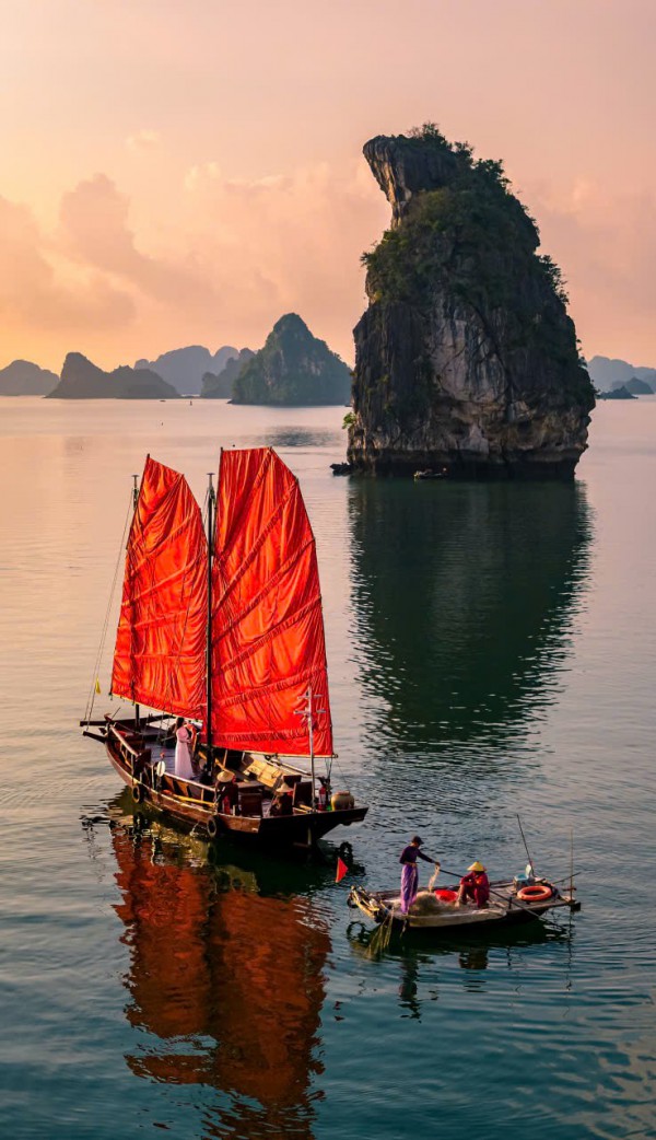 Ngắm cánh buồm đỏ đầy hoài niệm trên vịnh Hạ Long