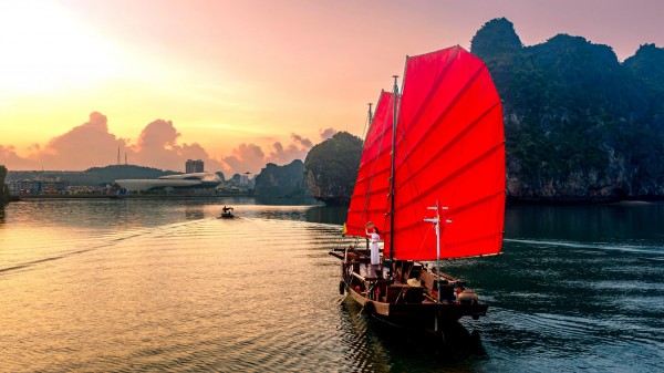 Ngắm cánh buồm đỏ đầy hoài niệm trên vịnh Hạ Long