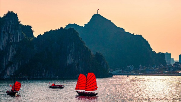 Ngắm cánh buồm đỏ đầy hoài niệm trên vịnh Hạ Long