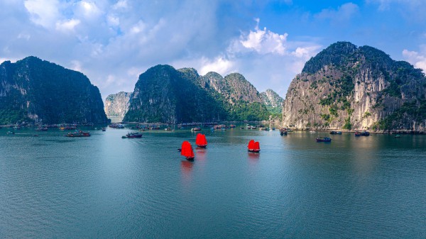 Ngắm cánh buồm đỏ đầy hoài niệm trên vịnh Hạ Long