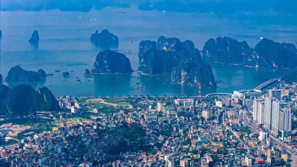 Ngắm cánh buồm đỏ đầy hoài niệm trên vịnh Hạ Long