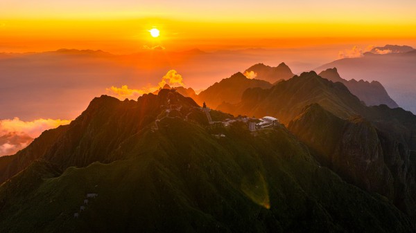 Ngắm dải ngân hà lung linh trong đêm trên đỉnh Fansipan