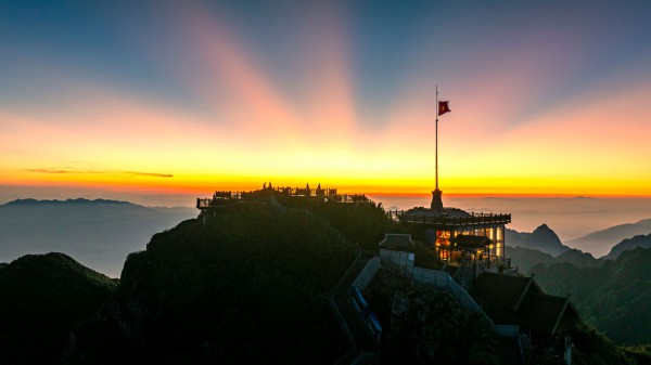 Ngắm dải ngân hà lung linh trong đêm trên đỉnh Fansipan