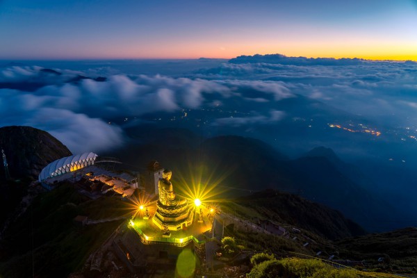 Ngắm dải ngân hà lung linh trong đêm trên đỉnh Fansipan