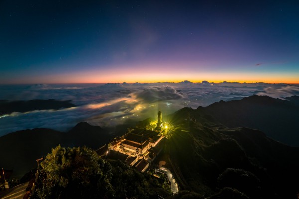 Ngắm dải ngân hà lung linh trong đêm trên đỉnh Fansipan