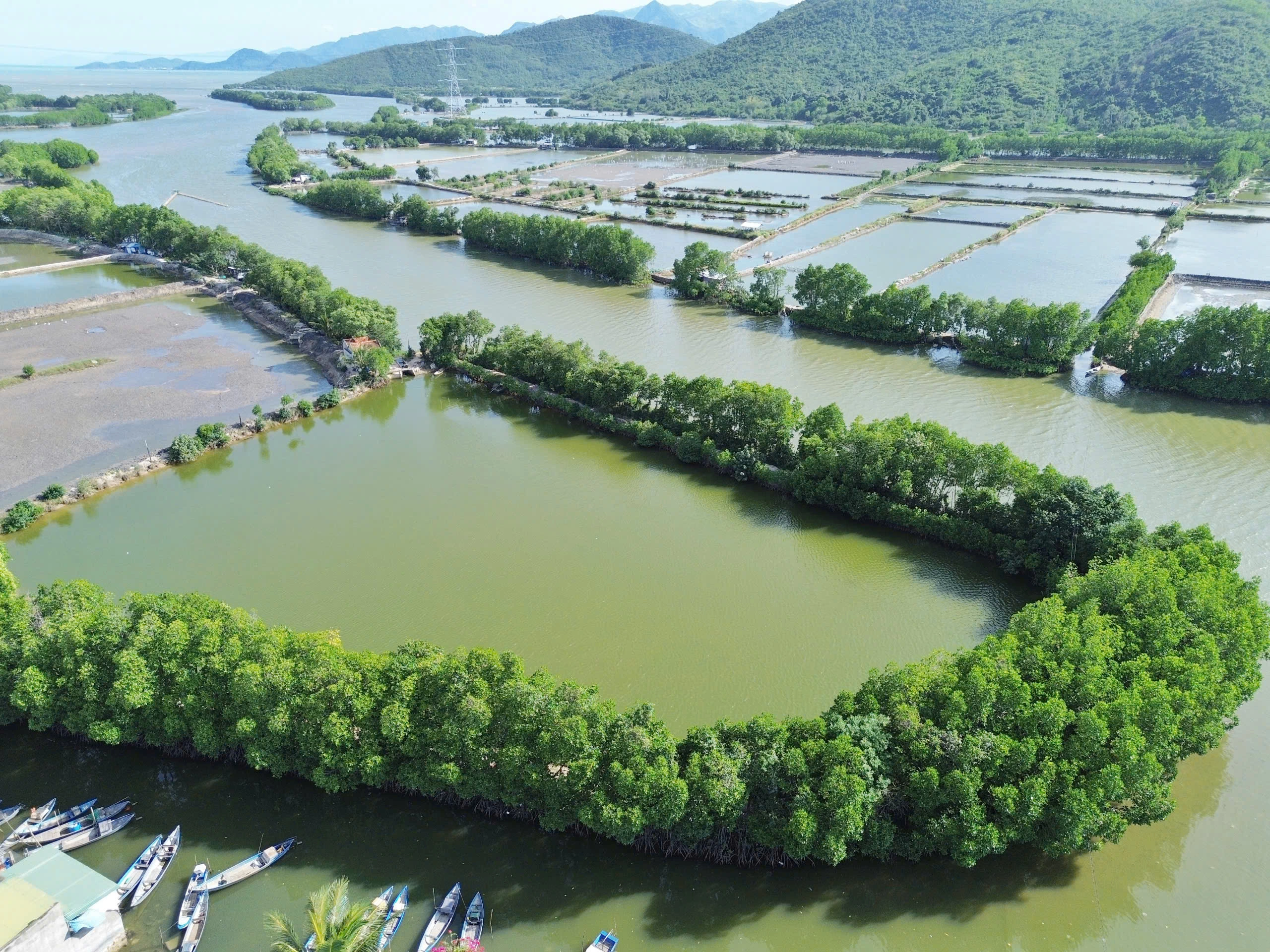 Ngắm làng cổ 400 năm tựa như cánh diều gần Nha Trang Ngắm làng cổ 400 năm tựa như cánh diều gần Nha Trang