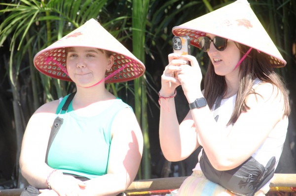 Ngàn người Tây, Việt thích thú nhảy thúng ở rừng dừa 7 mẫu ‘miền Tây thu nhỏ ở Hội An’