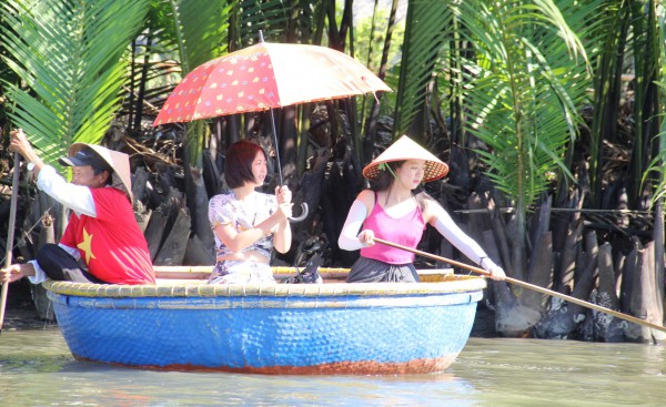 Ngàn người Tây, Việt thích thú nhảy thúng ở rừng dừa 7 mẫu ‘miền Tây thu nhỏ ở Hội An’