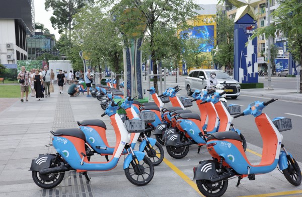 Người dân, du khách hào hứng trải nghiệm xe đạp điện công cộng
