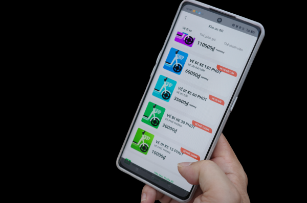 Người dân, du khách hào hứng trải nghiệm xe đạp điện công cộng