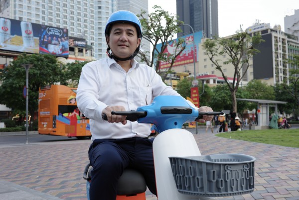 Người dân, du khách hào hứng trải nghiệm xe đạp điện công cộng