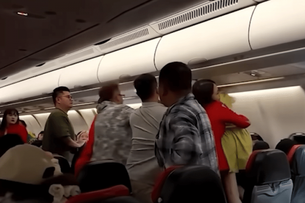 Nhóm hành khách Trung Quốc đánh nhau hỗn loạn trên máy bay