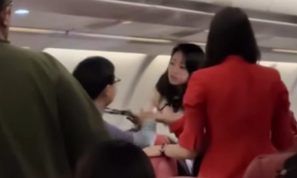 Nhóm hành khách Trung Quốc đánh nhau hỗn loạn trên máy bay