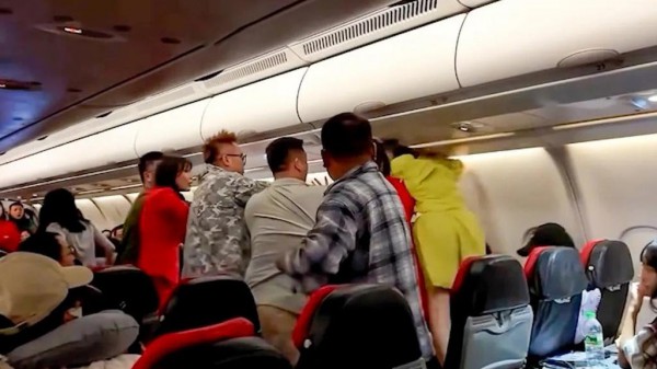 Nhóm hành khách Trung Quốc đánh nhau hỗn loạn trên máy bay