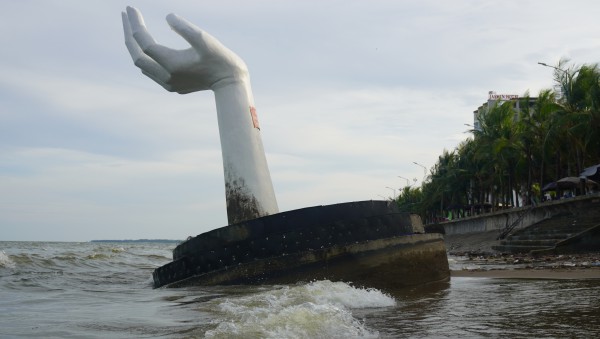 Phá dỡ 5 bàn tay khổng lồ trên biển Hải Tiến