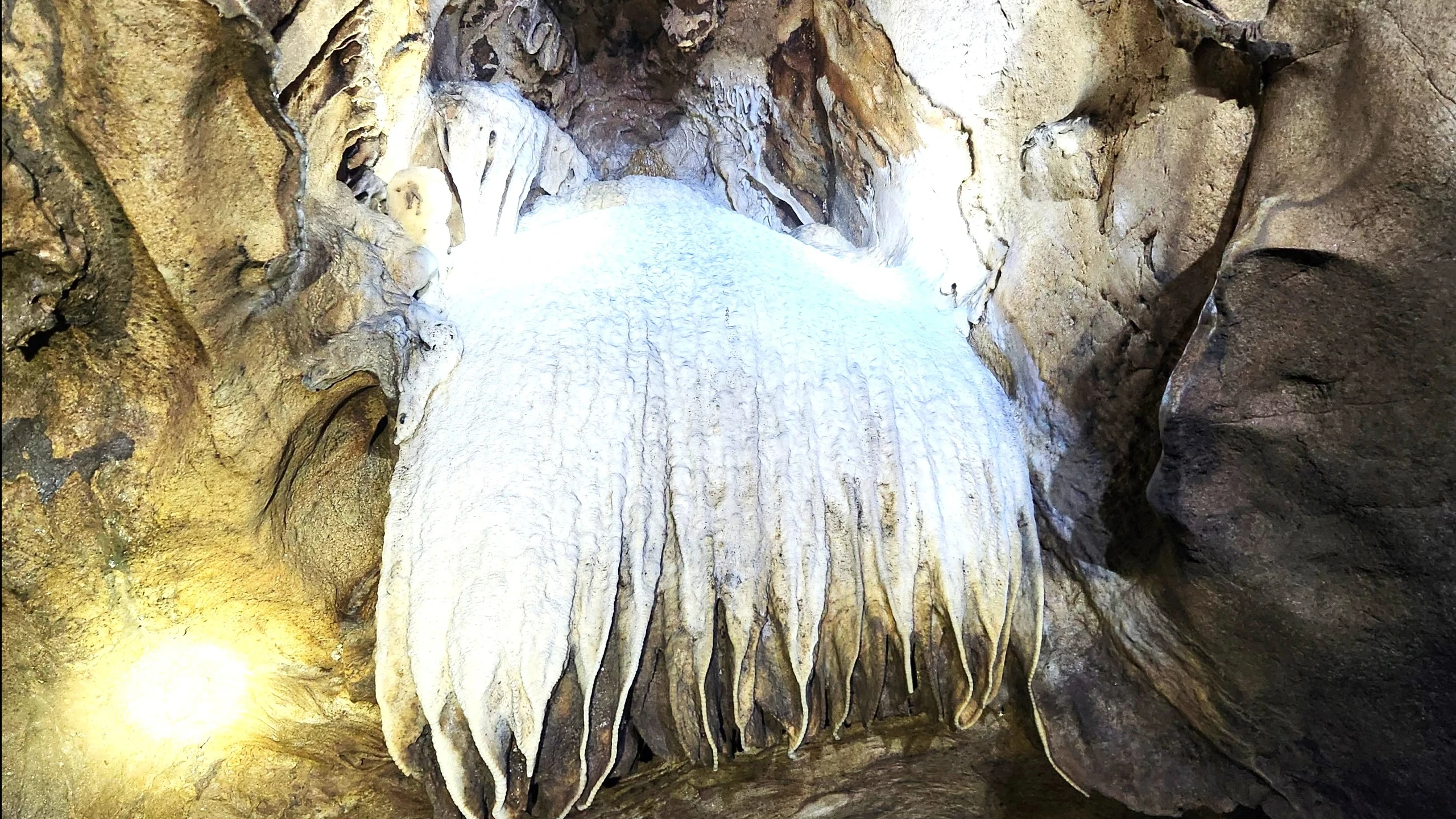 Phát lộ hang động đẹp lung linh ở Thanh Hóa