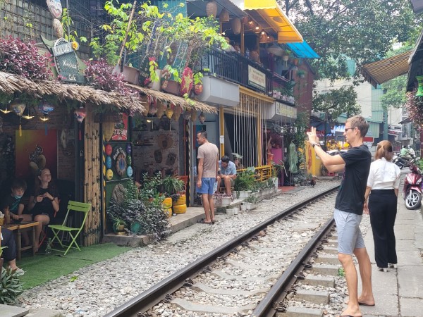 Phố cà phê đường tàu Hà Nội lại lên truyền hình Mỹ CNN