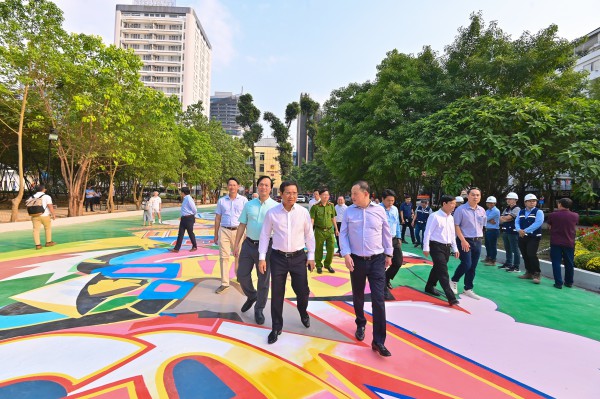 Phố xá rộn ràng đón tết