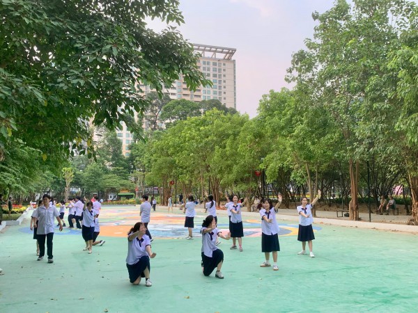 Phố xá rộn ràng đón tết