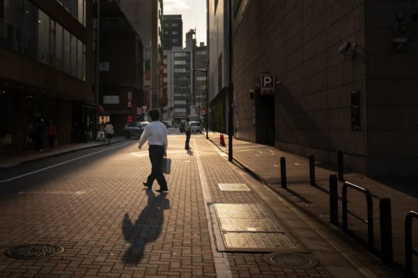 Quốc gia già nhất thế giới vật lộn với khủng hoảng kép chết người Quốc gia già nhất thế giới vật lộn với khủng hoảng kép chết người