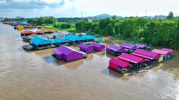 Ra mắt làng bè đa sắc màu ngã ba sông Châu Đốc