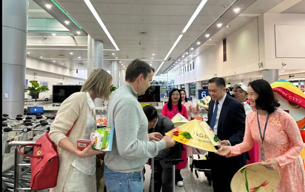 Rộn ràng đón đoàn khách quốc tế đầu tiên 'xông đất' TP.HCM năm 2026 Rộn ràng đón đoàn khách quốc tế đầu tiên 'xông đất' TP.HCM năm 2026