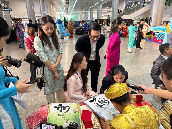 Rộn ràng đón đoàn khách quốc tế đầu tiên 'xông đất' TP.HCM năm 2026 Rộn ràng đón đoàn khách quốc tế đầu tiên 'xông đất' TP.HCM năm 2026