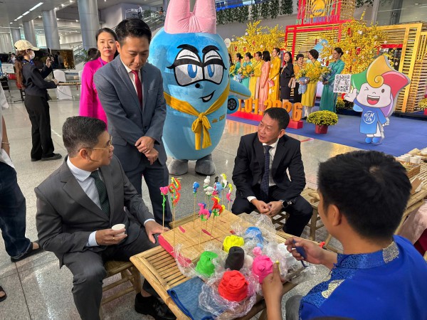 Rộn ràng đón đoàn khách quốc tế đầu tiên 'xông đất' TP.HCM năm 2026 Rộn ràng đón đoàn khách quốc tế đầu tiên 'xông đất' TP.HCM năm 2026