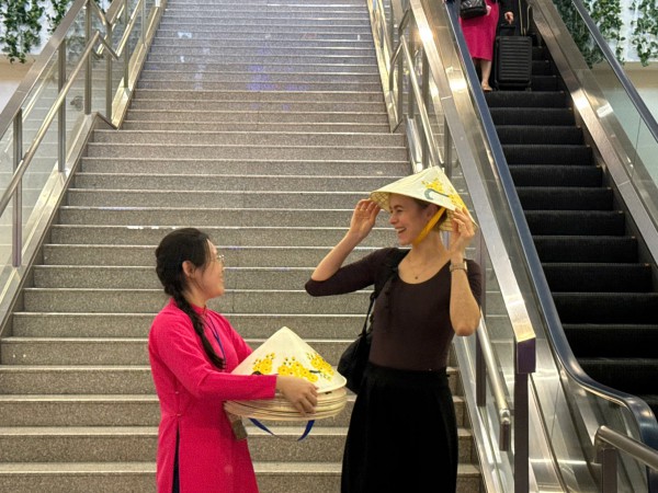 Rộn ràng đón đoàn khách quốc tế đầu tiên 'xông đất' TP.HCM năm 2026 Rộn ràng đón đoàn khách quốc tế đầu tiên 'xông đất' TP.HCM năm 2026