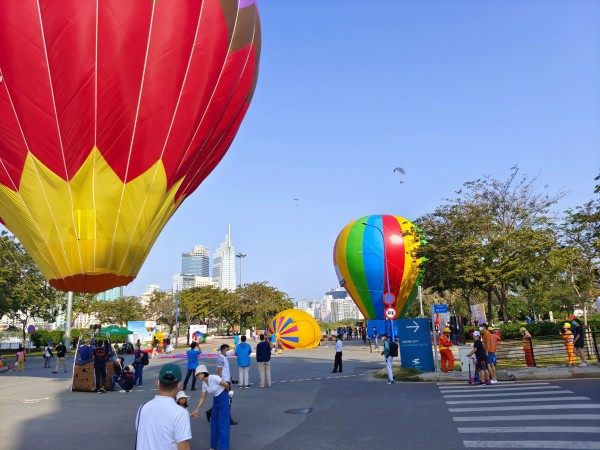Rực rỡ sắc màu Ngày hội khinh khí cầu bên sông Sài Gòn