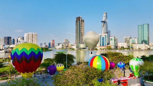 Rực rỡ sắc màu Ngày hội khinh khí cầu bên sông Sài Gòn
