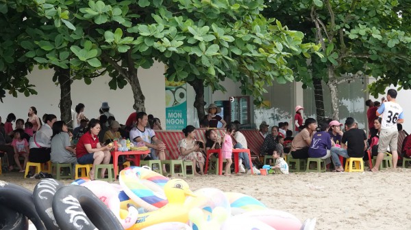 Sầm Sơn 'thất thủ' trong kỳ nghỉ lễ 30.4 - 1.5 Sầm Sơn 'thất thủ' trong kỳ nghỉ lễ 30.4 - 1.5