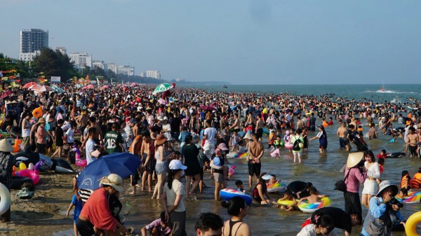 Sầm Sơn 'thất thủ' trong kỳ nghỉ lễ 30.4 - 1.5 Sầm Sơn 'thất thủ' trong kỳ nghỉ lễ 30.4 - 1.5