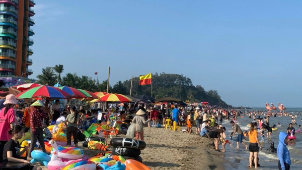 Sầm Sơn 'thất thủ' trong kỳ nghỉ lễ 30.4 - 1.5 Sầm Sơn 'thất thủ' trong kỳ nghỉ lễ 30.4 - 1.5