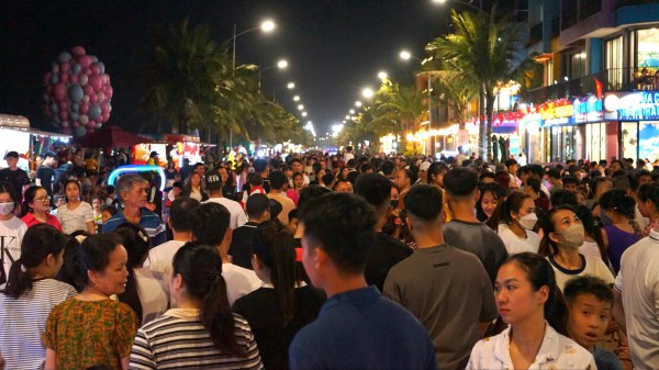 Sầm Sơn 'thất thủ' trong kỳ nghỉ lễ 30.4 - 1.5 Sầm Sơn 'thất thủ' trong kỳ nghỉ lễ 30.4 - 1.5