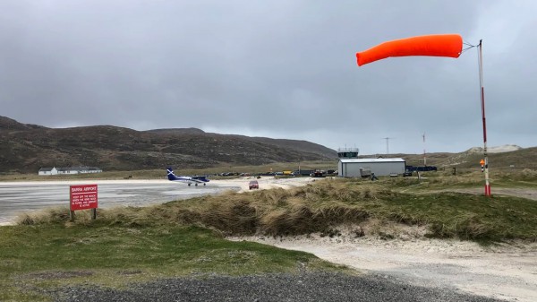 Sân bay độc nhất vô nhị khi đường băng biến mất lúc thủy triều lên Sân bay độc nhất vô nhị khi đường băng biến mất lúc thủy triều lên