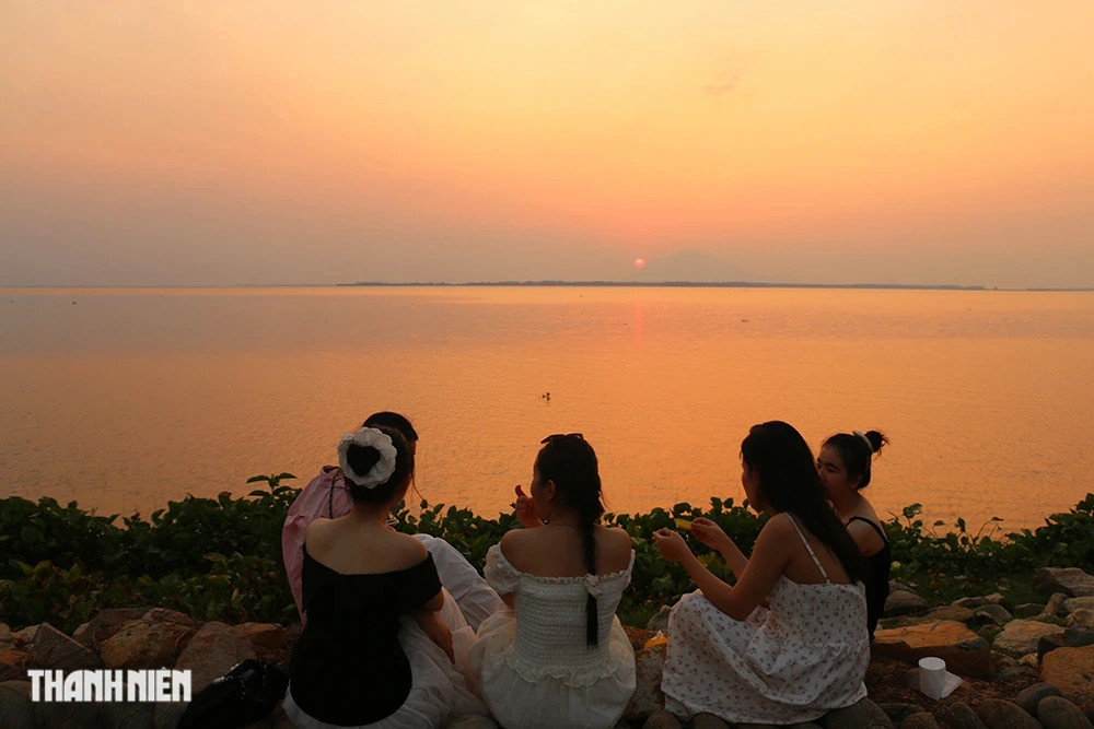 Săn hoàng hôn siêu thực trên núi Bà Đen từ hồ Dầu Tiếng