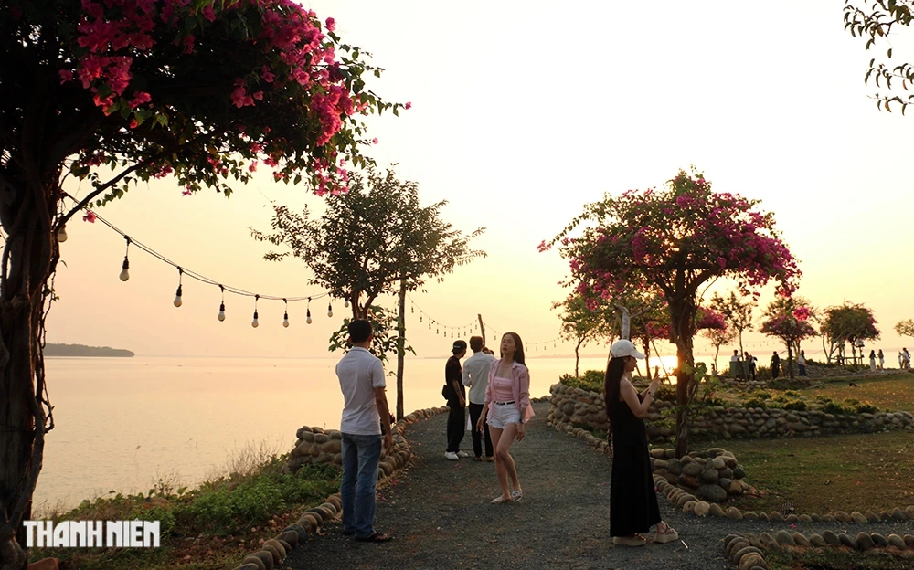 Săn hoàng hôn siêu thực trên núi Bà Đen từ hồ Dầu Tiếng