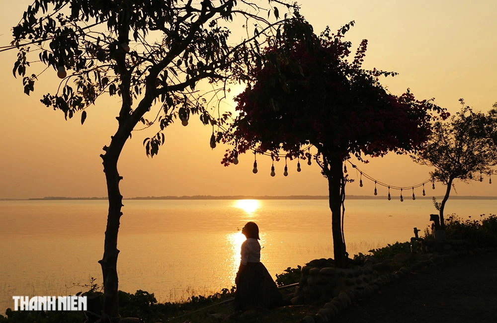 Săn hoàng hôn siêu thực trên núi Bà Đen từ hồ Dầu Tiếng