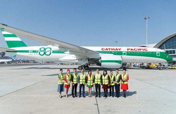 Sơn máy bay hình lá xà lách kẹp ăn mừng sinh nhật 80 tuổi