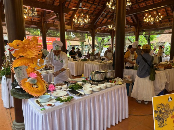 Tìm người nấu phở ngon qua Singapore trổ tài quảng bá