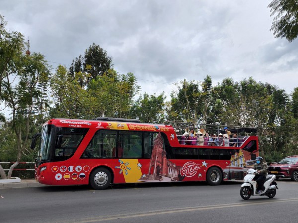 Trải nghiệm du lịch phố núi bằng xe buýt mui trần lần đầu có ở Đà Lạt