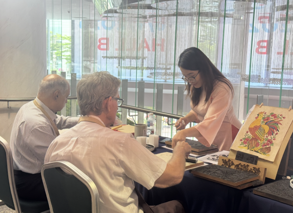 Tranh dân gian mộc bản Việt thu hút khách nước ngoài Tranh dân gian mộc bản Việt thu hút khách nước ngoài