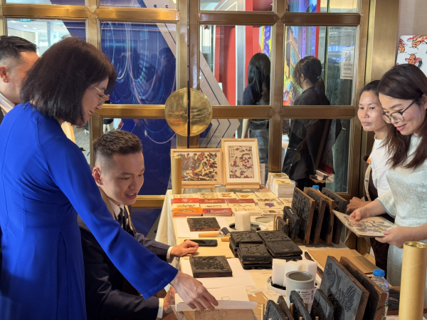 Tranh dân gian mộc bản Việt thu hút khách nước ngoài Tranh dân gian mộc bản Việt thu hút khách nước ngoài