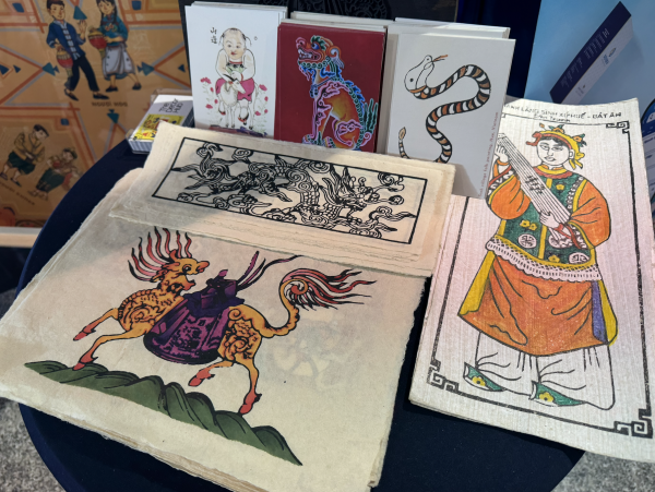 Tranh dân gian mộc bản Việt thu hút khách nước ngoài Tranh dân gian mộc bản Việt thu hút khách nước ngoài