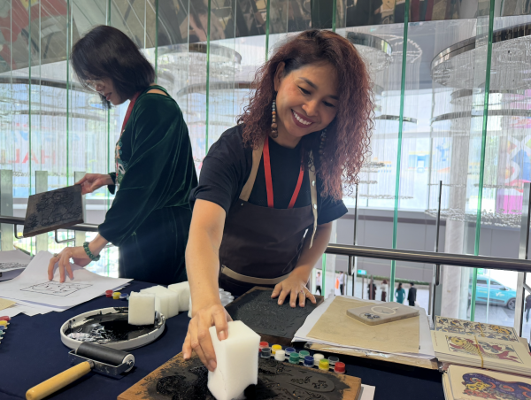 Tranh dân gian mộc bản Việt thu hút khách nước ngoài Tranh dân gian mộc bản Việt thu hút khách nước ngoài