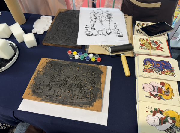 Tranh dân gian mộc bản Việt thu hút khách nước ngoài Tranh dân gian mộc bản Việt thu hút khách nước ngoài