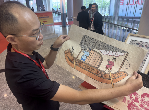 Tranh dân gian mộc bản Việt thu hút khách nước ngoài Tranh dân gian mộc bản Việt thu hút khách nước ngoài